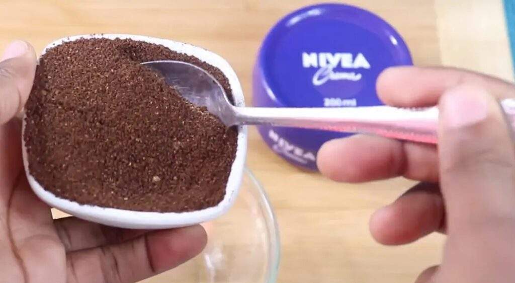 Crème Nivea et marc de café un mélange efficace pour éliminer les