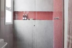 Ajoutez une étagère encastrée dans la douche