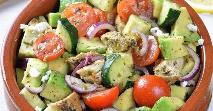 Une salade délicieuse pour dégonfler le ventre et perdre du poids