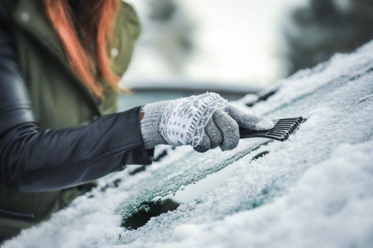 La méthode pour dégivrer rapidement votre pare-brise en hiver