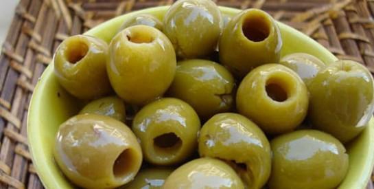 Enlevez facilement les noyaux des olives avec ces 3 astuces
