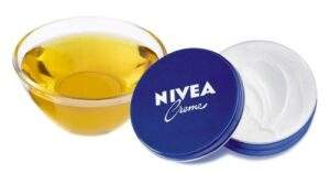 Mélangez la crème Nivea et l’huile d’olive pour rajeunir votre visage
