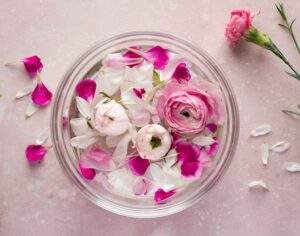 L'eau de rose est un remède naturel populaire pour aider à éliminer les imperfections de la peau et à améliorer son apparence. Voici quelques recettes d'eau de rose que vous pouvez facilement préparer chez vous