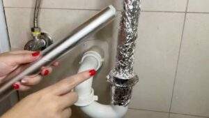 Enveloppez le tuyau de canalisation des toilettes de papier aluminium