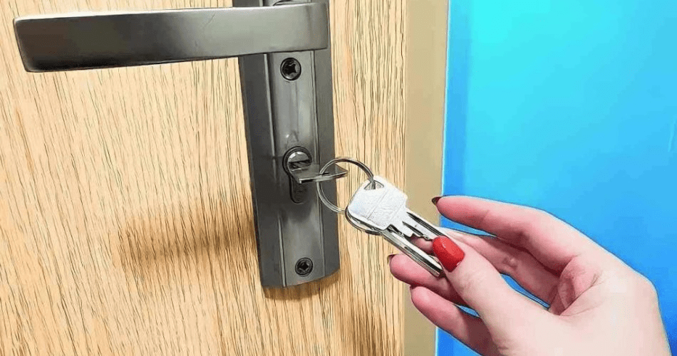 clés attachées à la porte