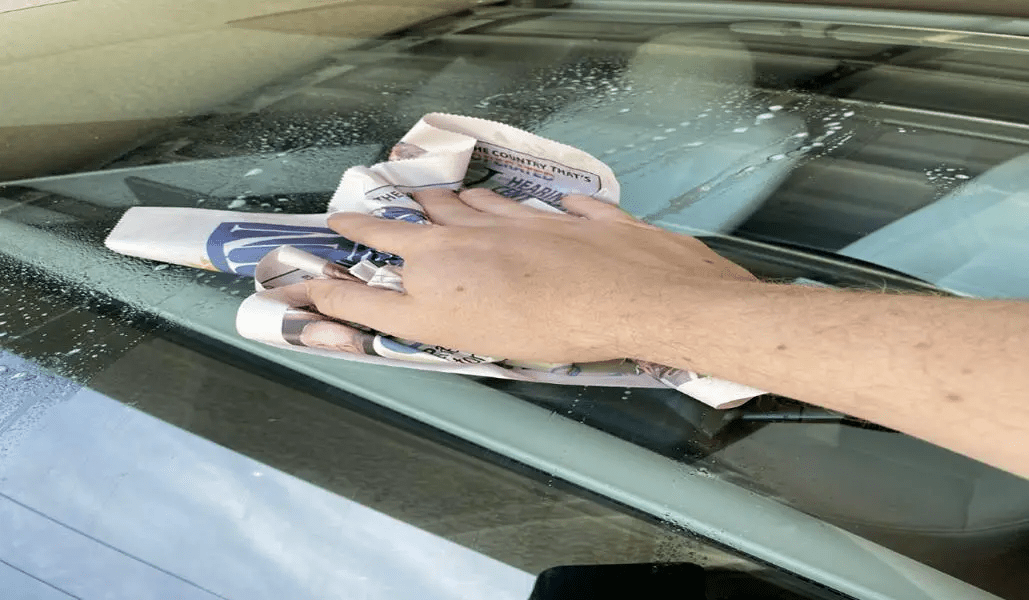 papier journal pour nettoyer les vitres de votre voiture