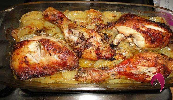 Voici une recette simple et délicieuse de poulet au four aux pommes de terre :