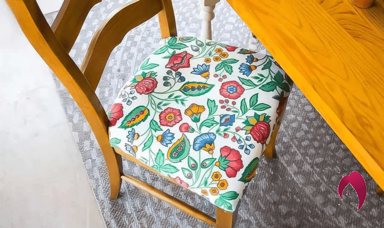 Restaurer des chaises : comment retapisser des chaises de salle à manger à la maison ?