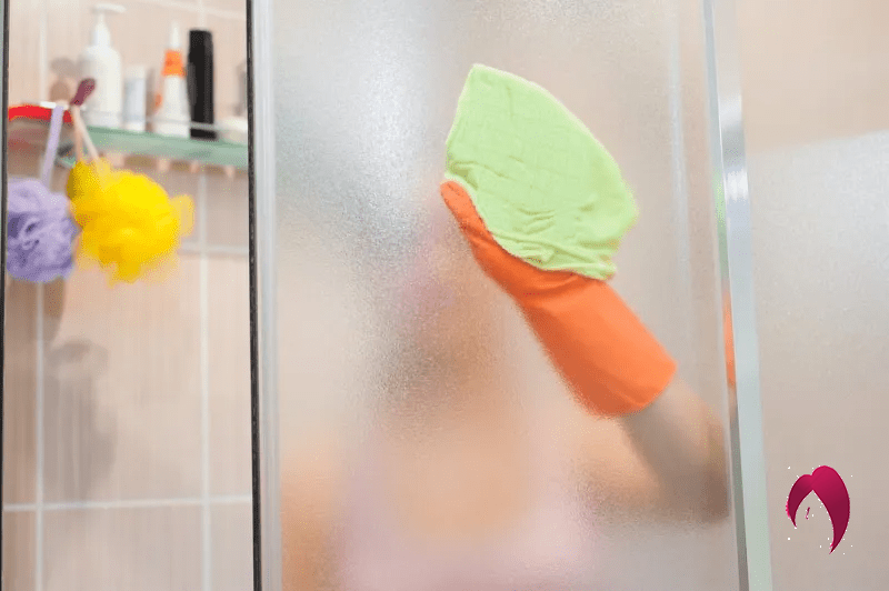 Comment nettoyer une paroi de douche en plexiglas