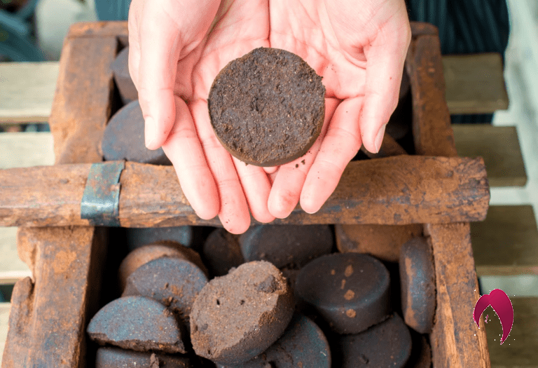 des bûchettes pour la cheminée avec du marc de café