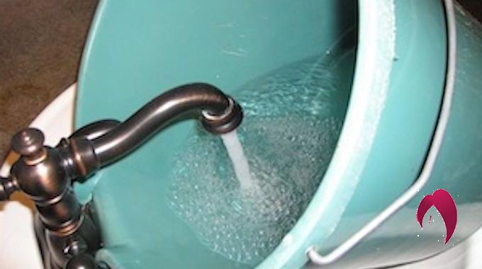 Comment remplir un seau d'eau qui ne rentre pas dans l'évier
