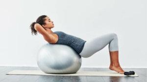 exercices faciles avec un ballon de pilates