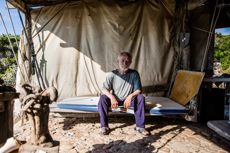 homme seul sur une île