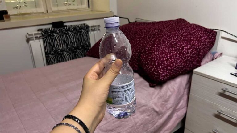 Comment rafraîchir la chambre avec une bouteille d'eau ?