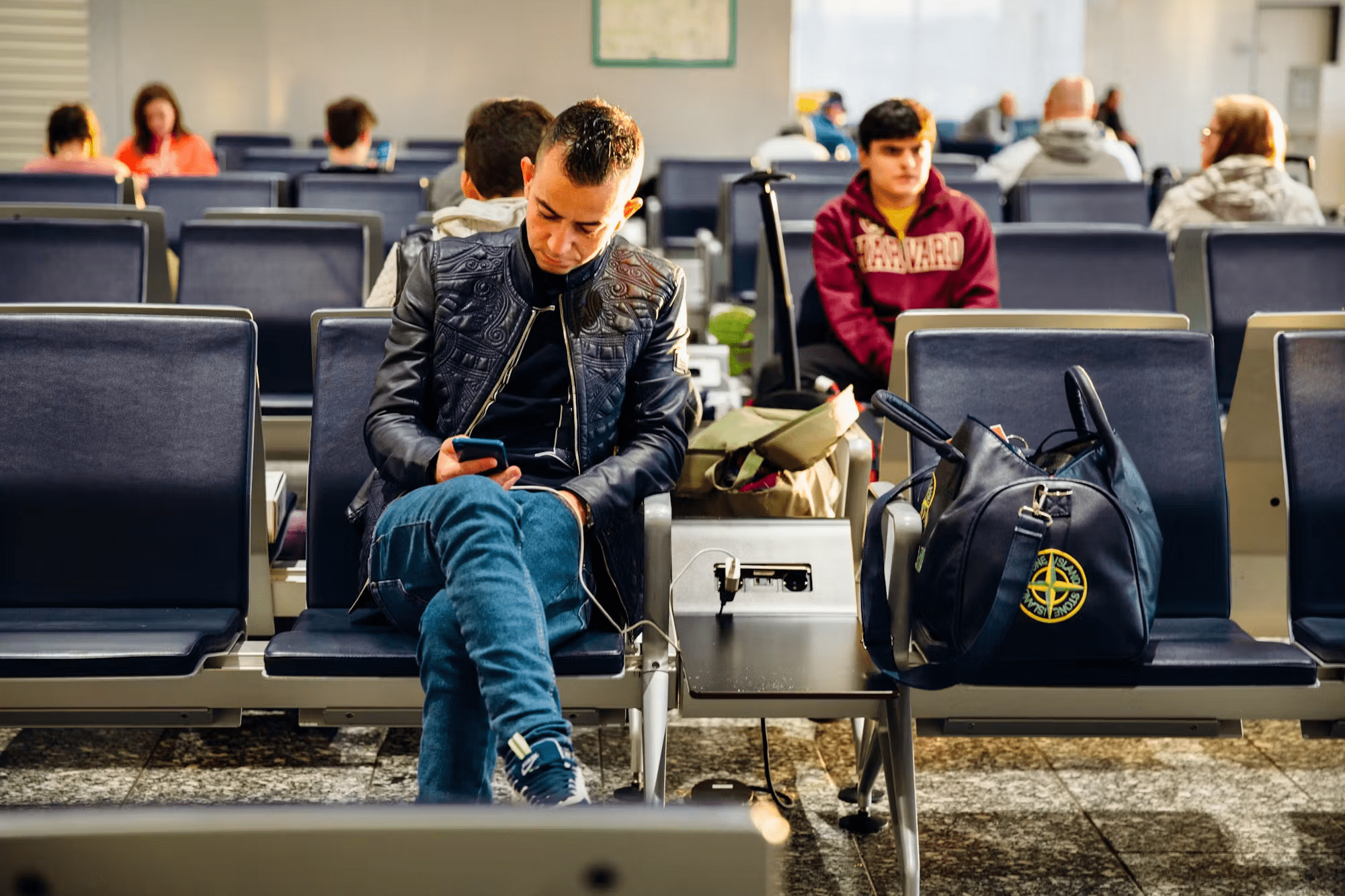 recharger un portable à l'aéroport