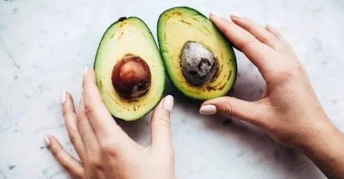 3 Gestes Clés avec l’Oignon pour Conserver l’Avocat, le Guacamole et d’autre Aliments