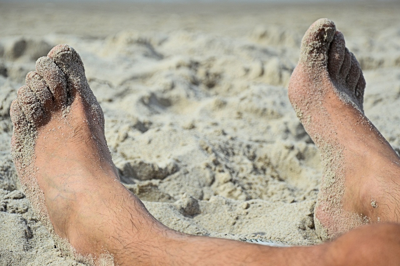 L'astuce pour enlever le sable de ses pieds sur la plage