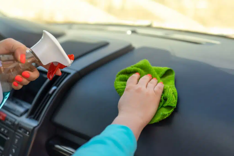 nettoyer le plastique très sale de la voiture