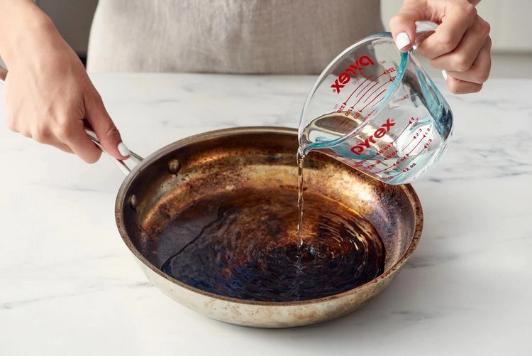 une casserole en inox brûlée