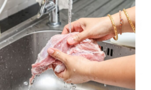 Faut-il laver la viande avant de la faire cuire