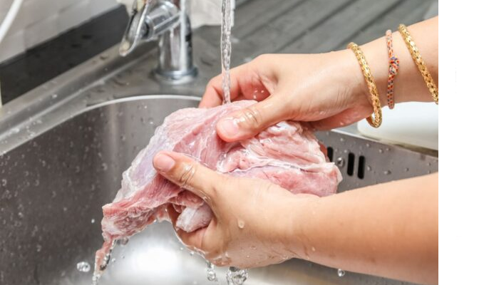 Faut-il laver la viande avant de la faire cuire