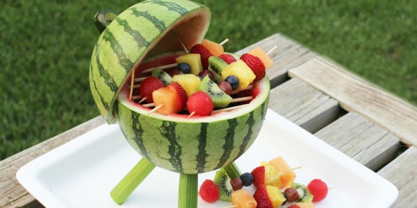 Comment Réaliser un Adorable Barbecue en Pastèque avec des Brochettes de Fruits