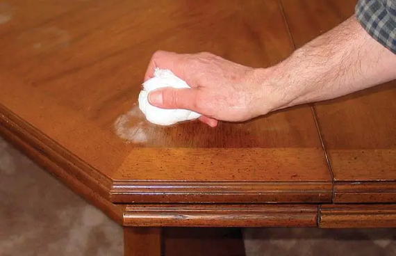 Taches d’Eau sur un Meuble en Bois salon